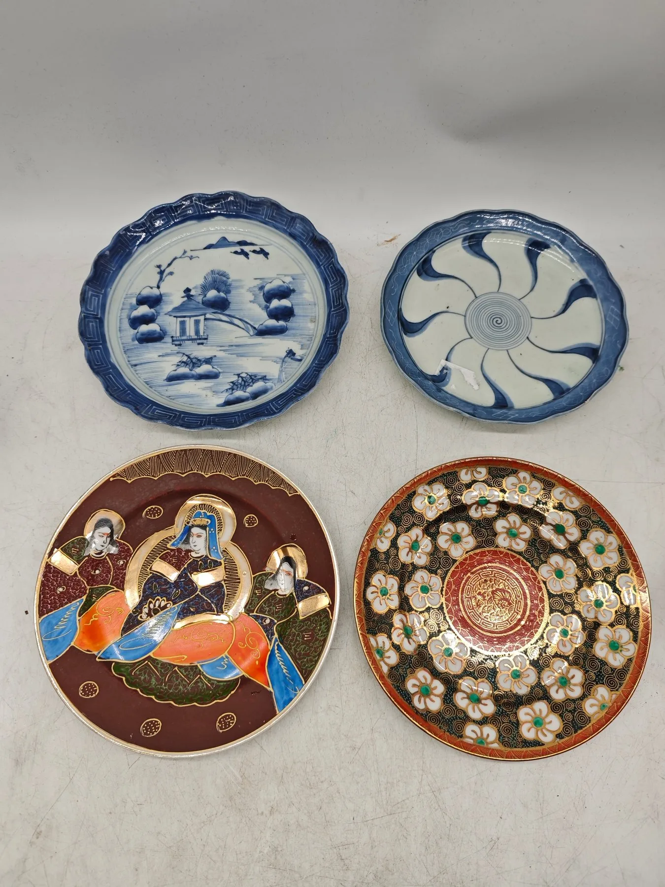 Antique Japanese porcelain. (obdobie Meiji 1868-1912) plate with figural decoration