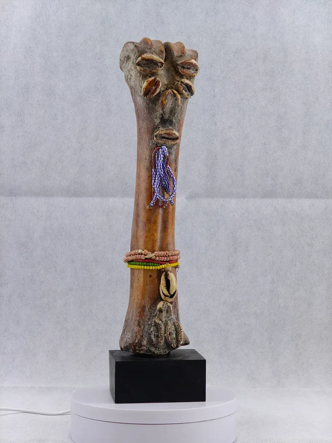 Old Ewe doll na wooden podstavci in Togo
