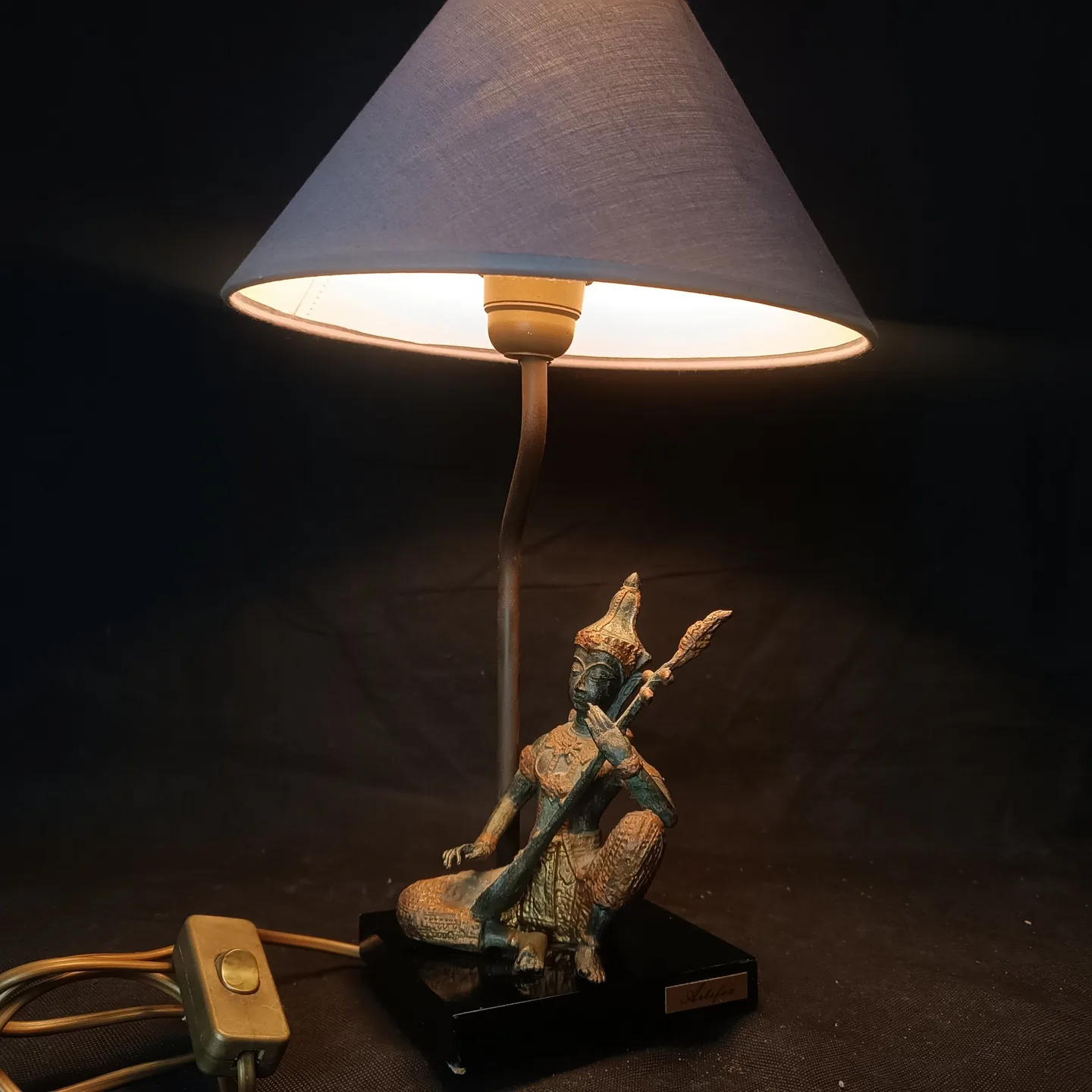 Antique lamp with a motif of Princ Pra Apai Manee playing na zueng