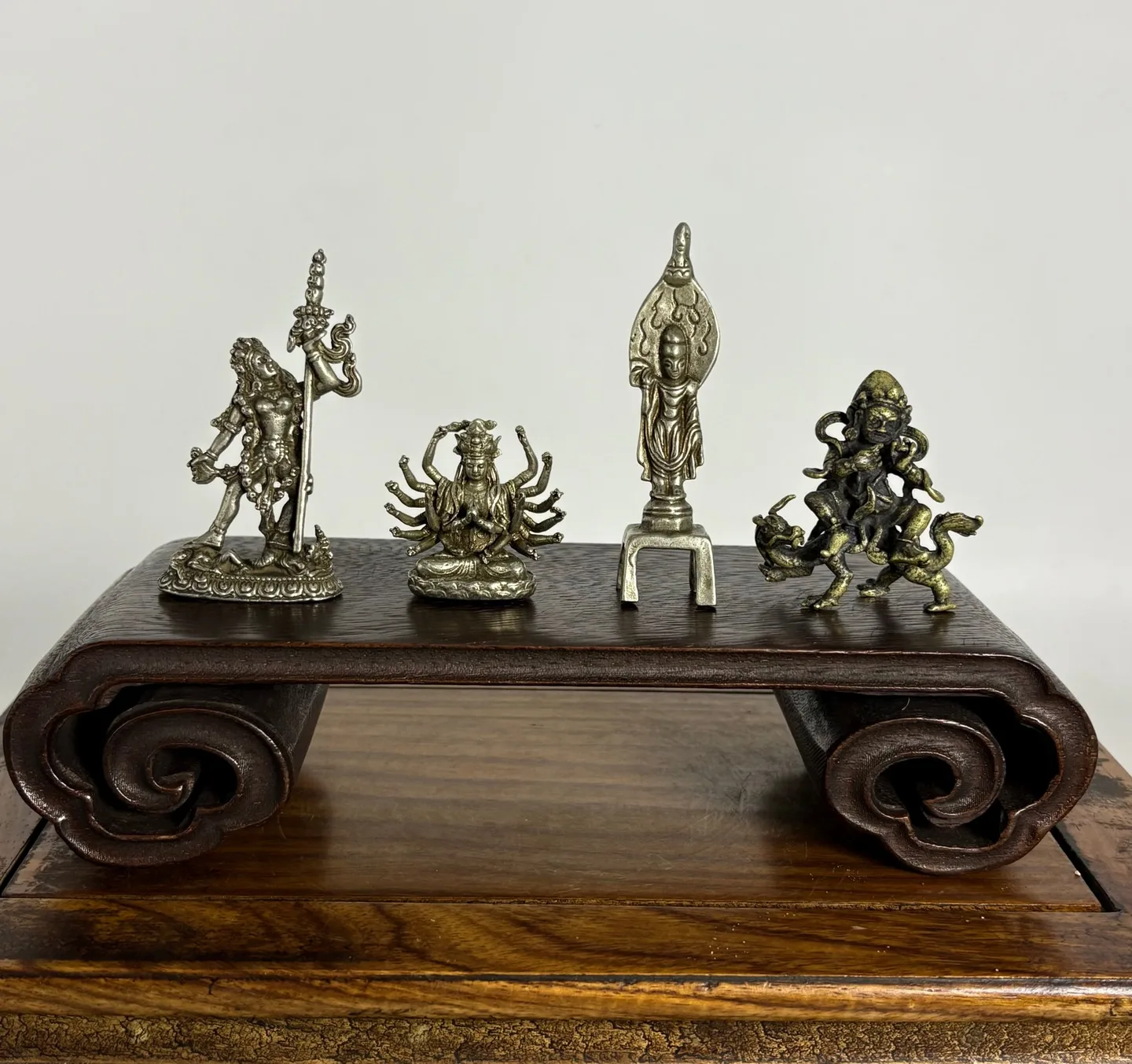 4 antique Tibetan bronze figurines na original wooden pedestals (vpravo Jambhala sold)