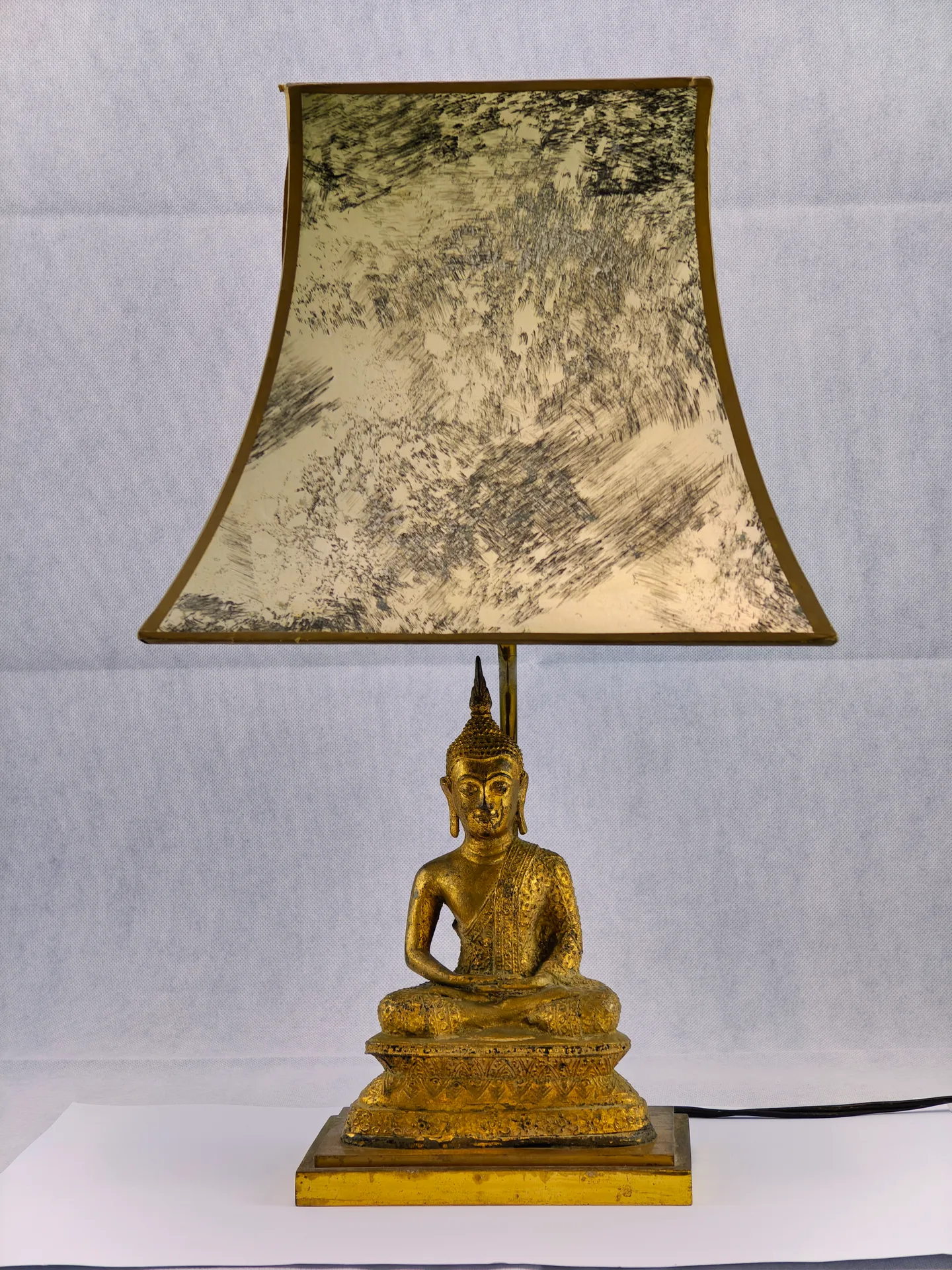 Cambodian gilded bronze lamp with Khmerskym Shakyamuni Buddhom showing mudru Dhyana
